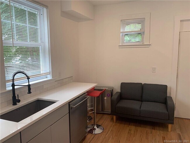 Building Photo - 256 Edwards St