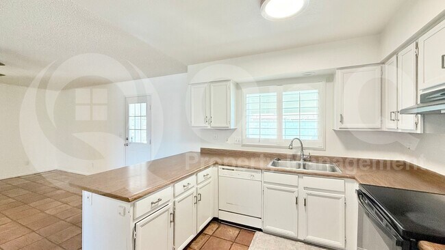 Foto del edificio - 8960 W Royal Palm Rd