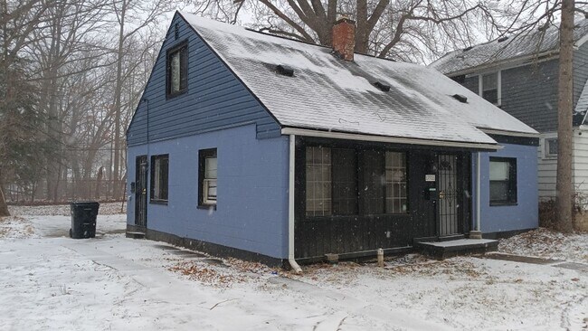 Foto del edificio - 4 bed, 1 bath bungalow NOW AVAILABLE!