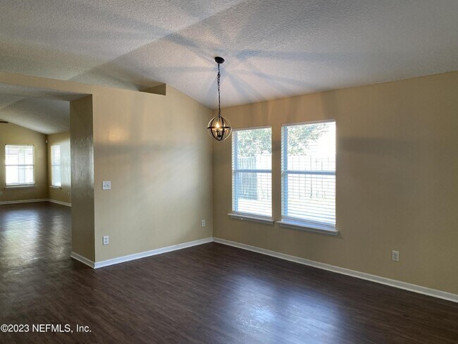 Foto del edificio - FOR RENT:  4 BEDROOM 2 BATHROOM SPACIOUS H...