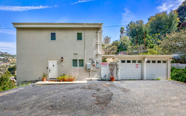 5 parking spaces + 2 parking spaces in the garage - 8245 Mannix Dr