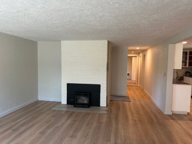 Building Photo - Updated 2 bedroom 2 bath house with a deta...