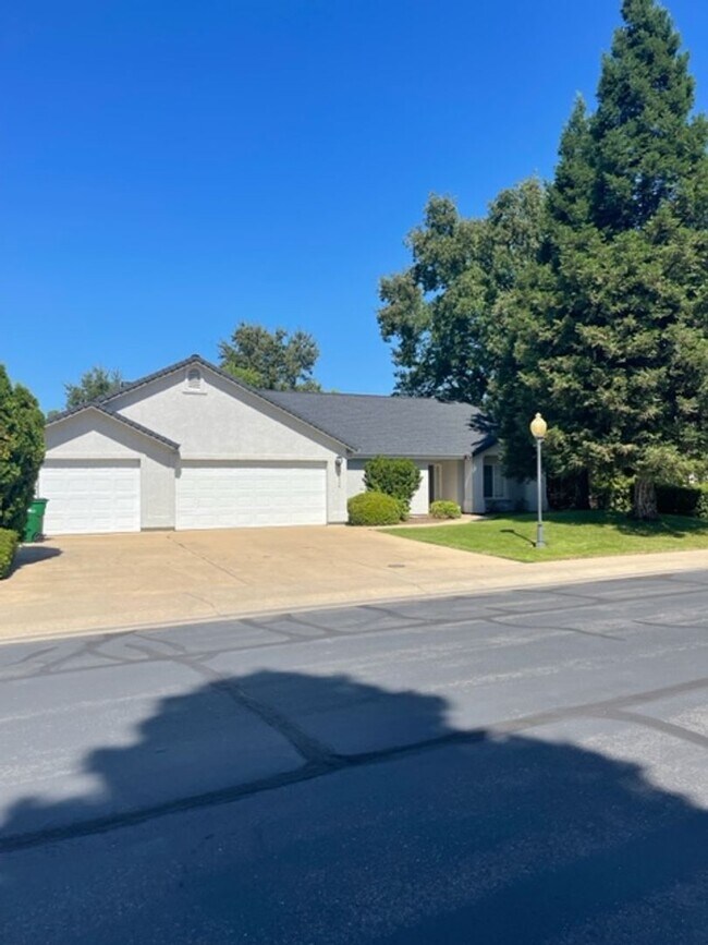 Building Photo - Home on Palo Cedro Golf Course!