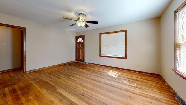 Building Photo - 3 Bedroom, 2 Bathroom House with Detached Garage