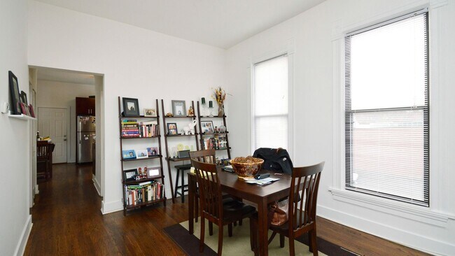 Foto del edificio - Large 2bd/ + Den/1bth Updated, in West Town, Avail 8/1!