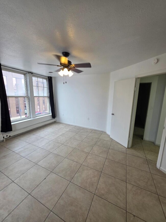 Foto del edificio - 311 E Thayer Ave