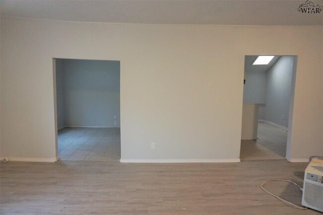 Building Photo - 1021 N Beverly Dr