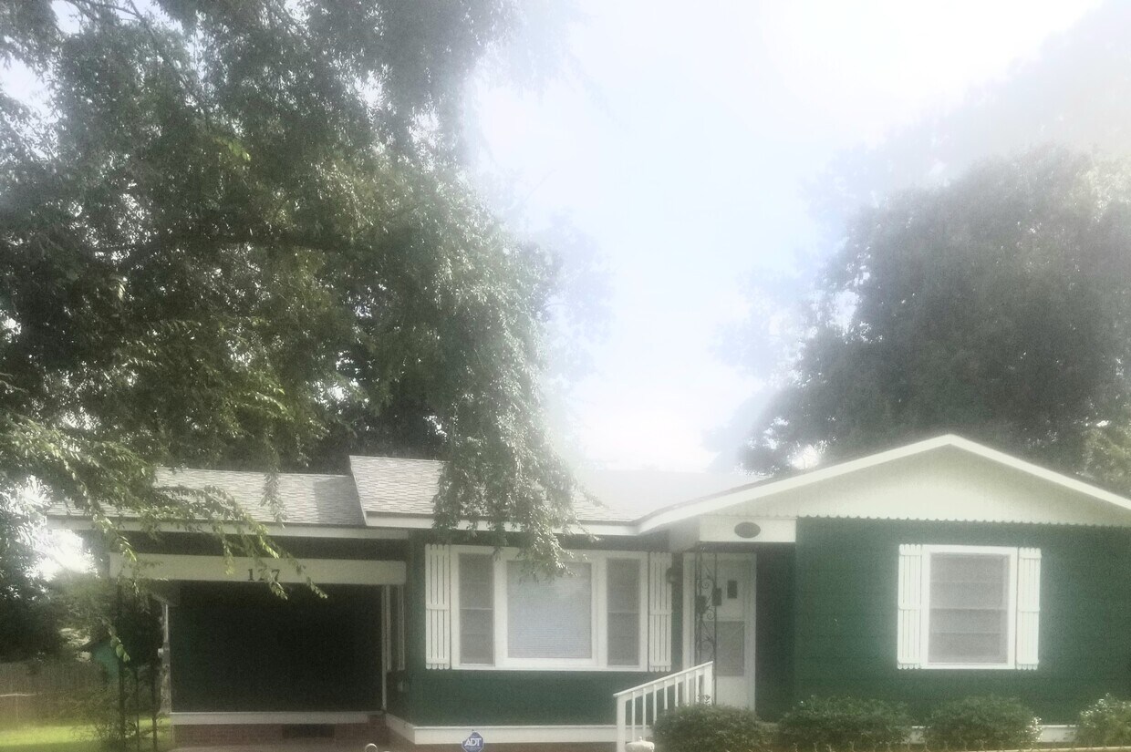 Primary Photo - 127 N Richelieu Cir