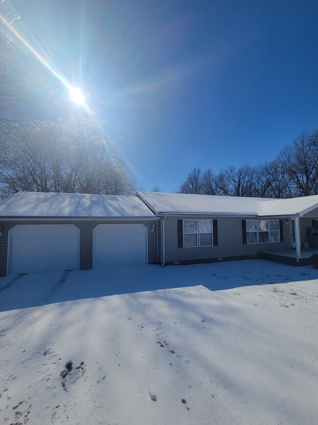Building Photo - 211 Hickory St