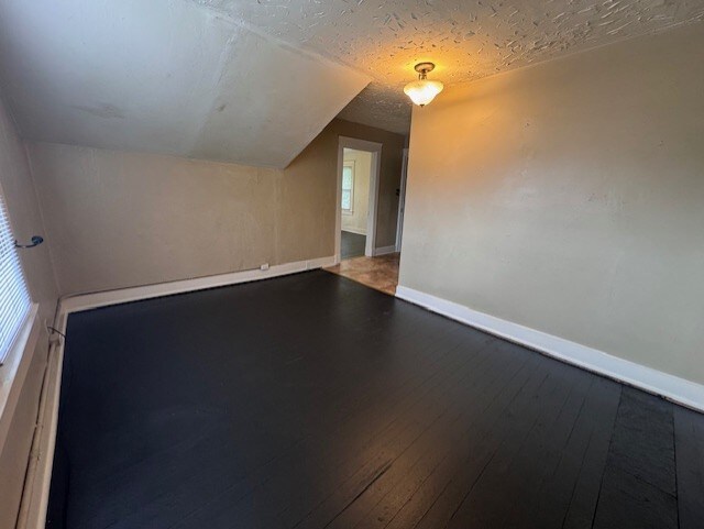 Foto del edificio - 2531 Woodbine Ave