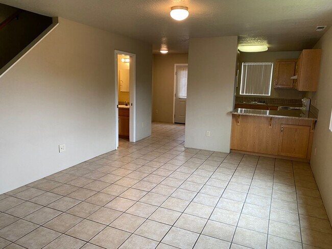 Building Photo - large 3 Bedroom 2.5 Bath Springfield duplex