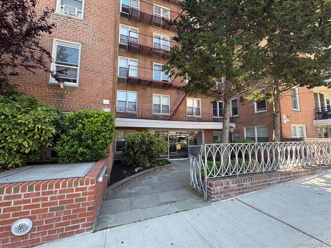 Foto del edificio - 67-50 Thornton Pl