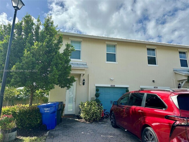 Foto del edificio - 4144 Greenway Dr
