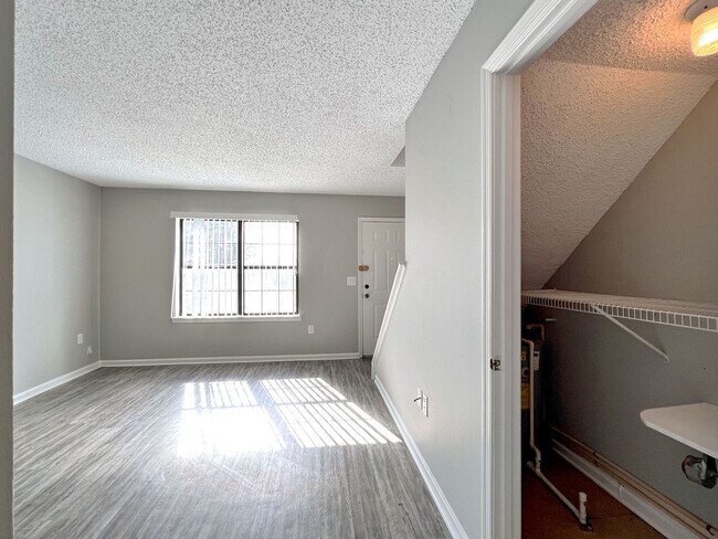 Foto del edificio - Two-Bedroom End Unit Townhome