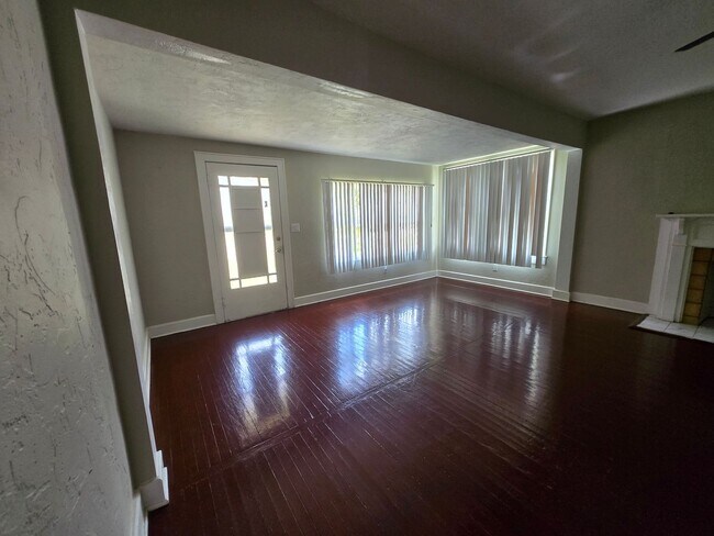 Building Photo - AVAILABLE NOW - Charming 3 Bed / 2 Bath Ho...