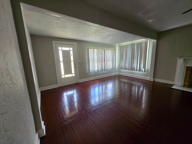 Building Photo - Charming 3 Bed / 2 Bath Home Just Minutes ...