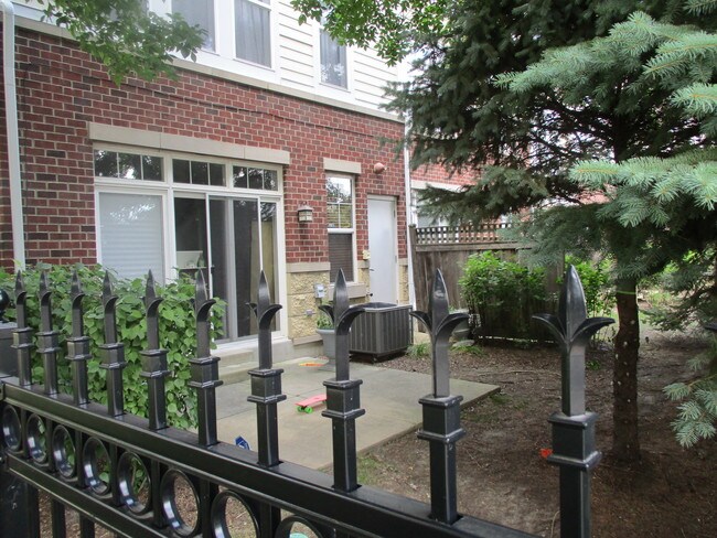 Foto del edificio - 629 Grove Ln