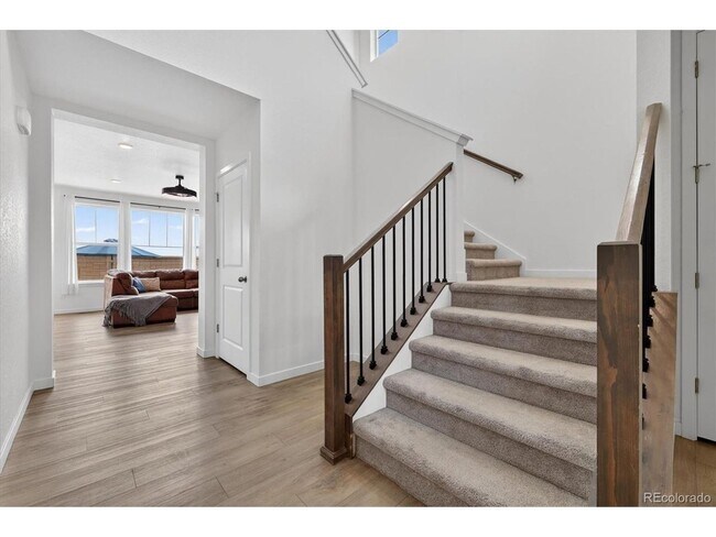 Foto del edificio - Spacious & Bright, Multi-Level 3BR 3BA in Commerce City w/ Private Yard!
