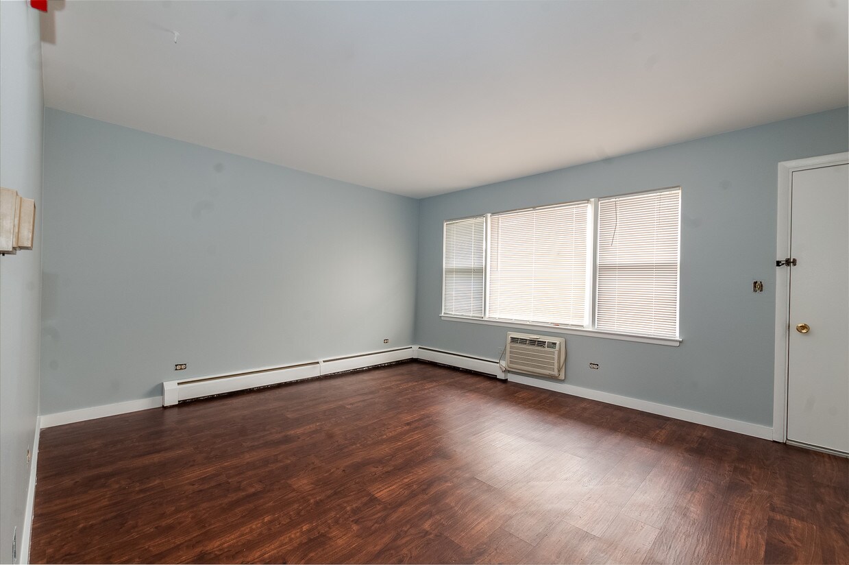Primary Photo - Awesome Downers Grove Unit w/ Heat!!