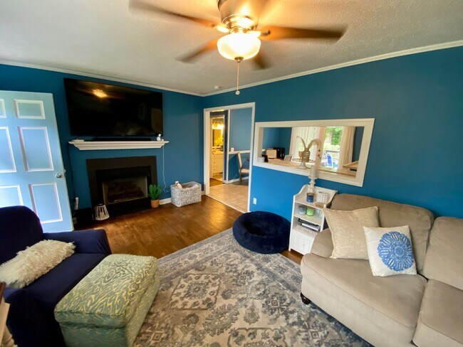 Building Photo - Pet Friendly 3BD/2BA Ranch Brick Home Walking Distance to UNCW -STUDENTS AND CO-SIGNERS ACCEPTED