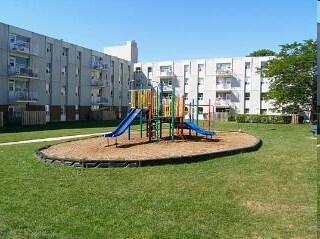 Photo du bâtiment - 30, 32 & 34 St Dennis Drive