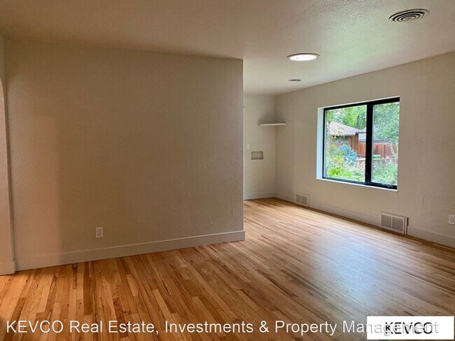 Foto del edificio - 3 br, 1 bath House - 1528 W Oak St