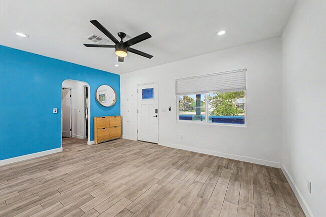 Building Photo - Blue Beauty in Historic District!!