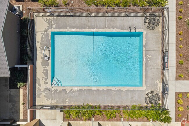 Piscina aérea de 90 grados - Oroville Heights Apartments