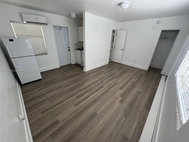 Foto del edificio - 240 NW 64th St