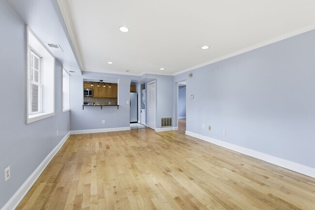 Foto del edificio - Lovely 2 BR/1 BA Condo in Washington Highl...