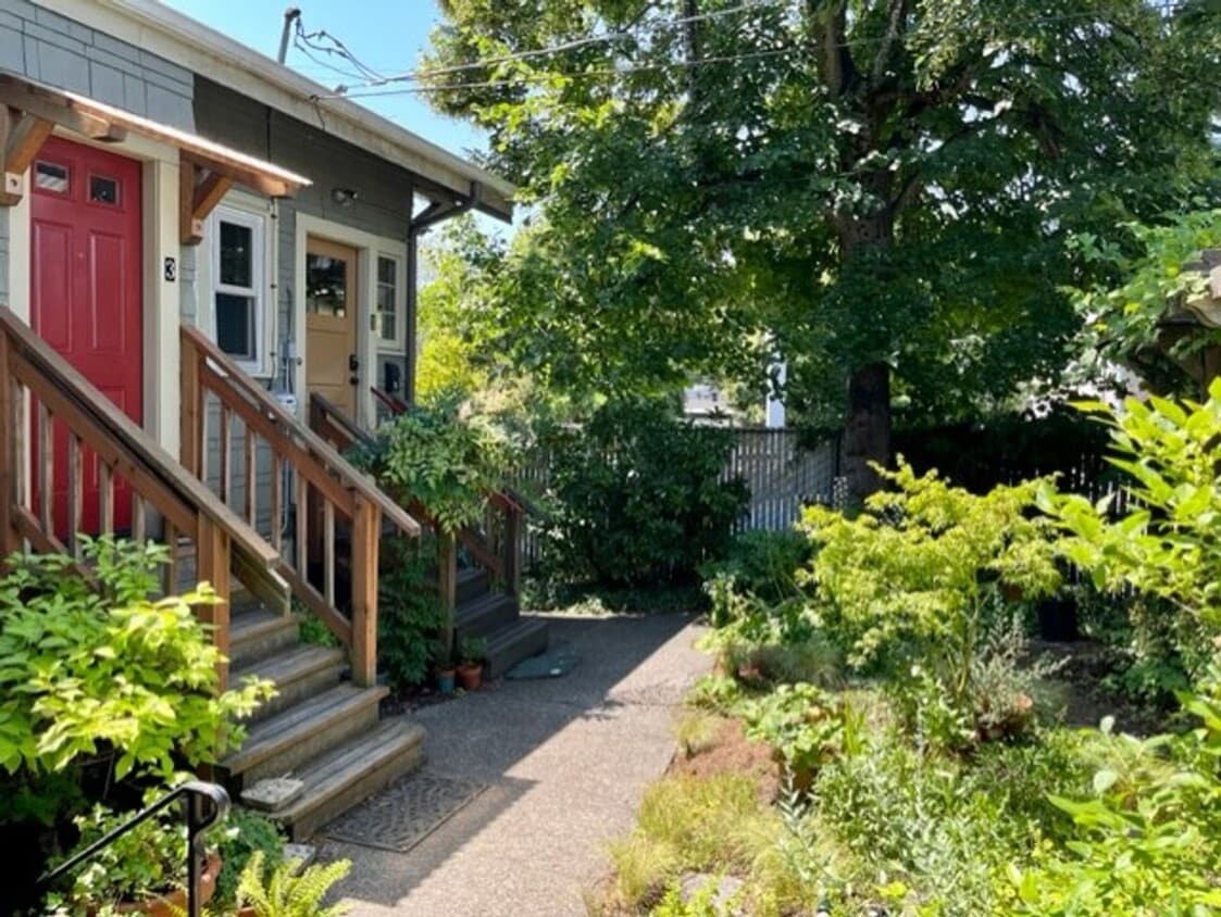 1006 NE Ravenna Blvd Unit 2, Seattle, WA 98115 Room for Rent in