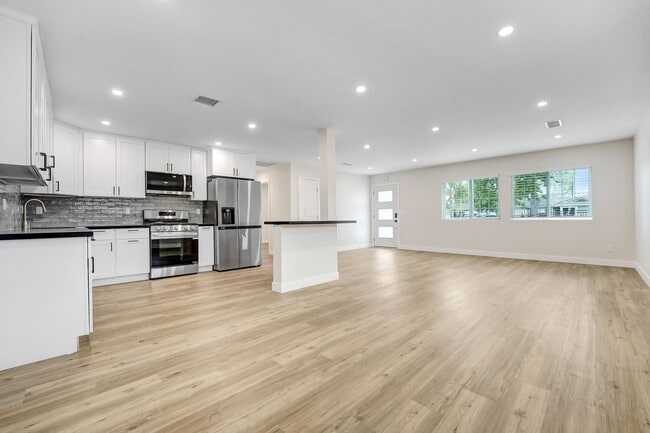 Building Photo - Stunning 3-Bedroom + Den Lease | Brand New...