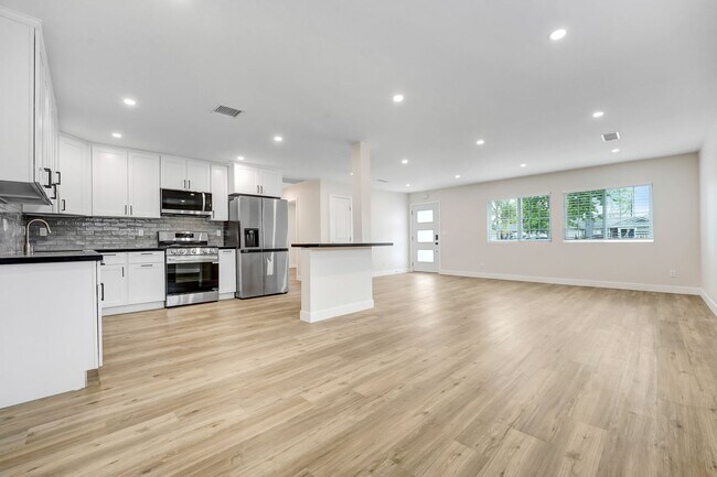 Foto del edificio - Stunning 3-Bedroom + Den Lease | Brand New...