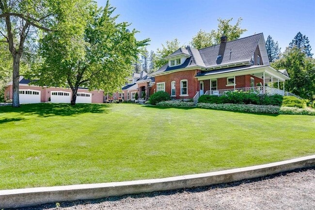 Foto del edificio - Historic Queen-Anne Style Home