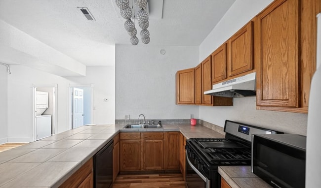 Building Photo - Charming half duplex in Sloane's Lake