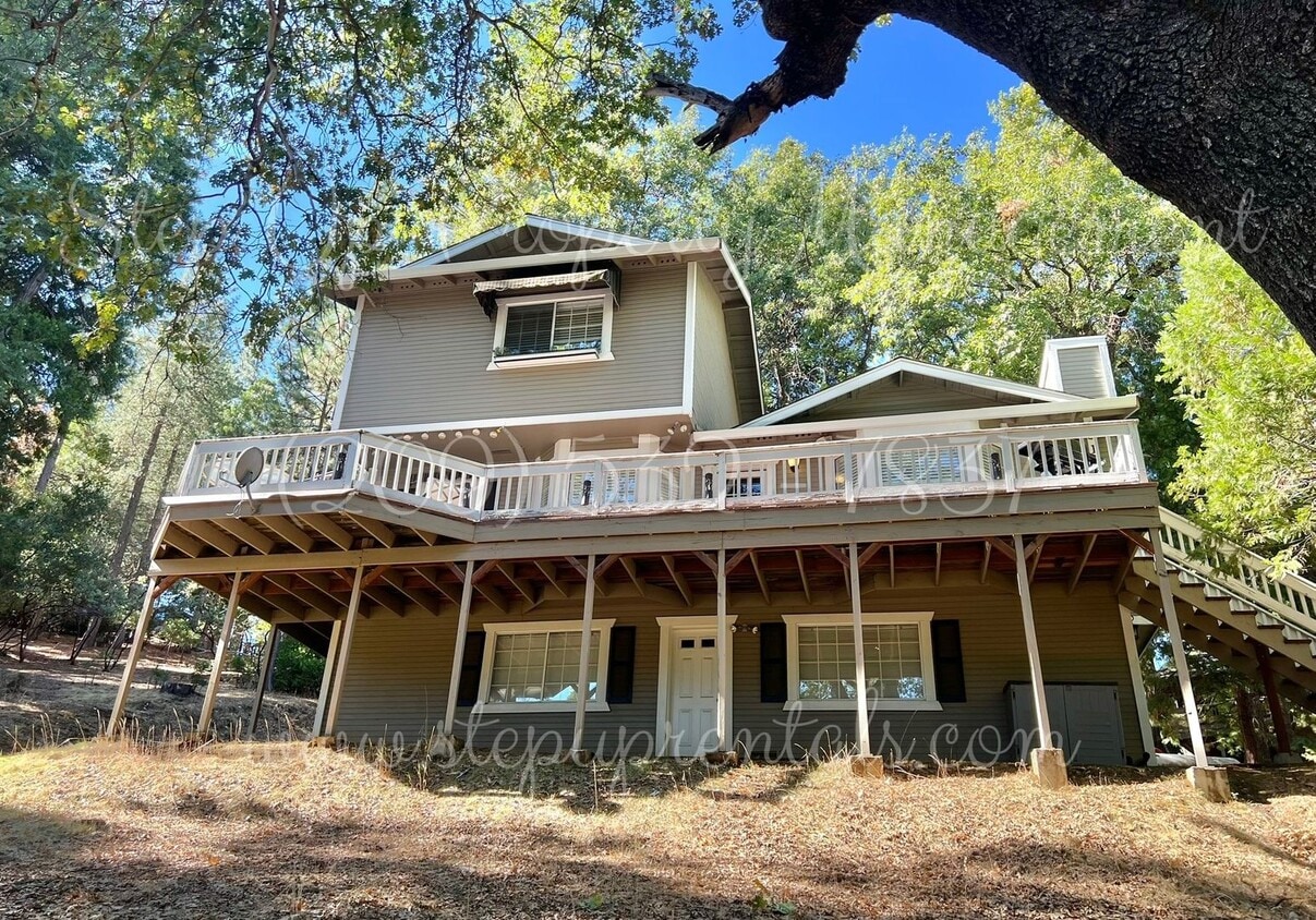 Primary Photo - Charming 3-Bedroom Retreat in Gated Grovel...