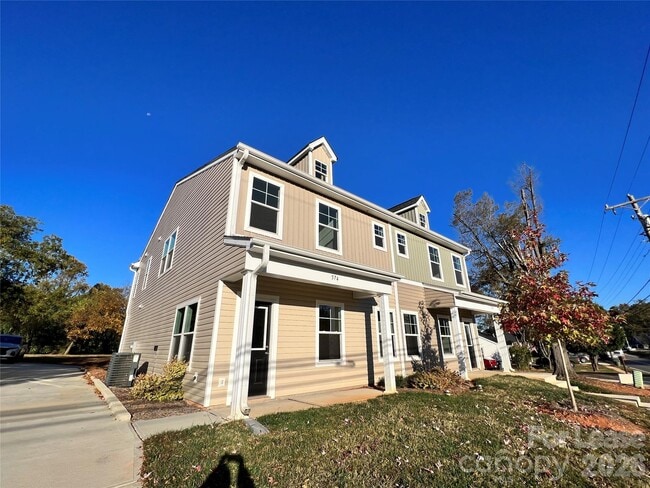 Building Photo - 574 N Broad St