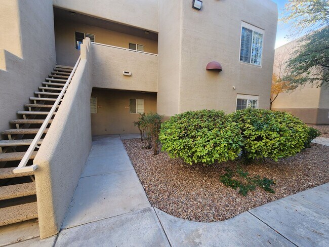 Foto del edificio - Beautiful 2 Bedroom, 2 Bath Condo in Summerlin