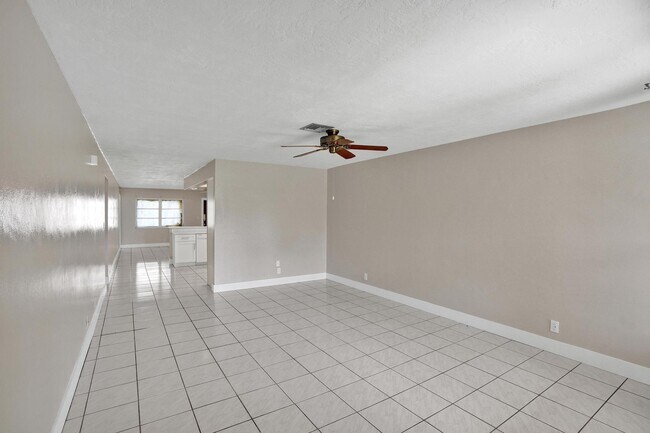 Foto del edificio - 7010-7012 NW 78th Ave