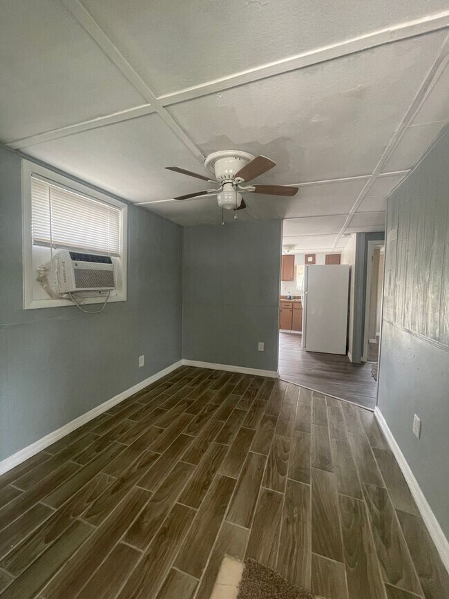 Building Photo - Coming Soon 2 bed 1 bath!