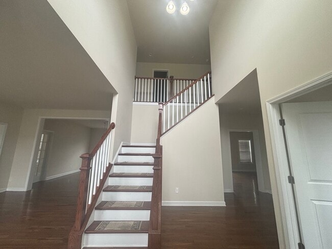 Building Photo - Fairlawn, 5 BR / 3.5 BA Available Sept 1st