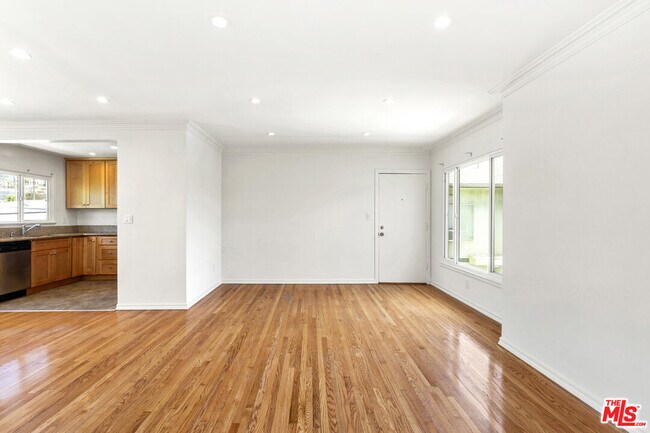 Foto del edificio - 1235 N Harper Ave