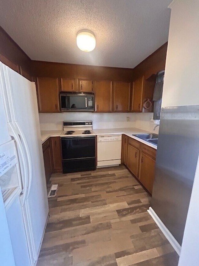 Building Photo - ****** HALF OFF FIRST FULL MONTH OF RENT!! ******