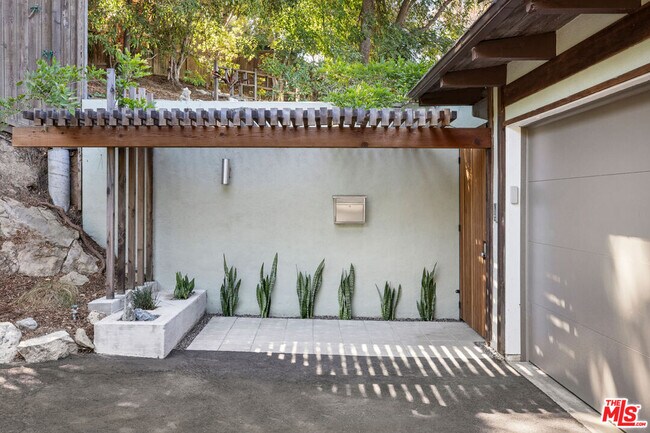 Building Photo - 2333 Hidalgo Ave
