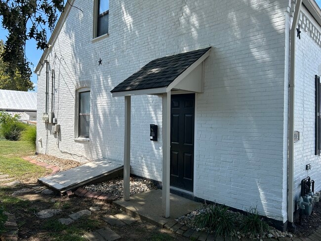 Building Photo - 404 Flower St