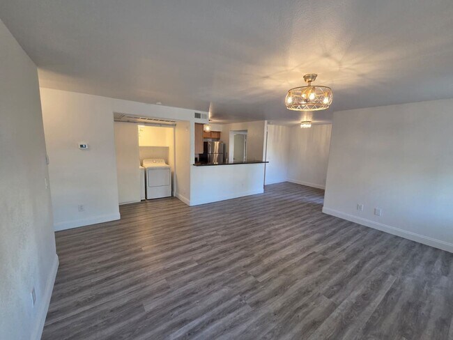 Foto del edificio - First-Floor modern 2 Bed / 2 Bath Condo – ...