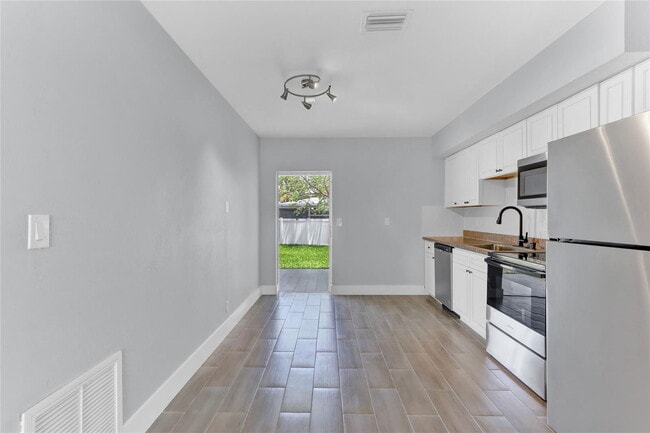 Building Photo - 2822 N Dixie Hwy