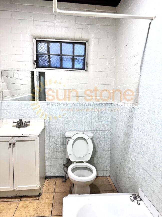 Foto del edificio - 844-852 E Mission Blvd