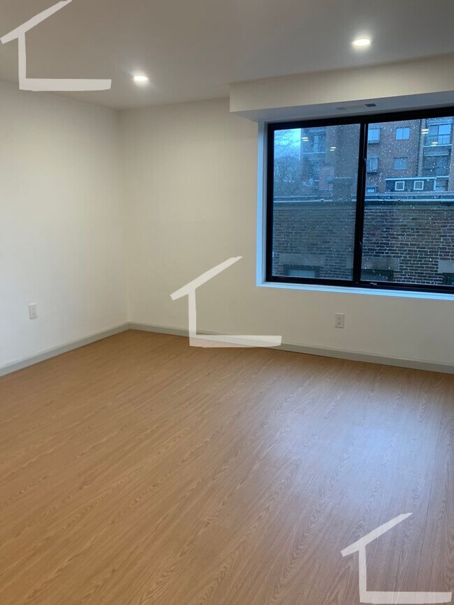 Building Photo - Avl NOW: Renovated 3BR/2BA near Coolidge Corner/Longwood