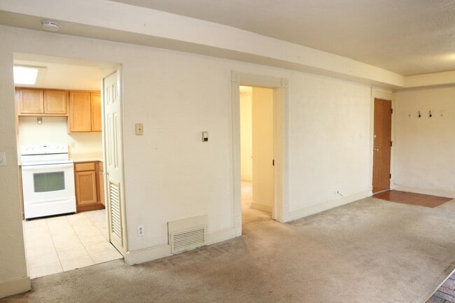 Building Photo - 406 Stover St